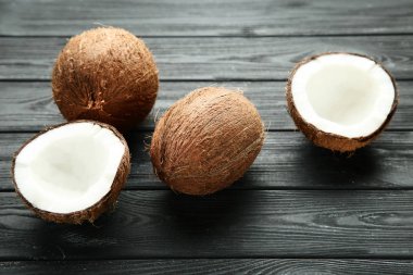 Siyah ahşap masa üzerinde Olgun hindistan cevizi