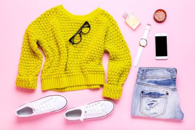 P aksesuarları ve akıllı telefon ile şık kadın giysileri