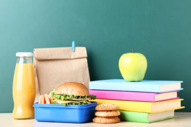 Kağıt torba ve kitap kara tahta arka plan ile okul öğle yemeği