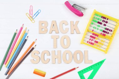 Okula beyaz ahşap masadaki kırtasiyeyle dön.