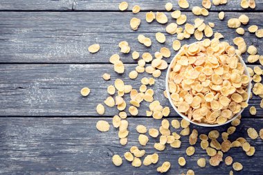 Gri ahşap masada kasemısır gevreği