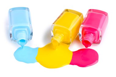 Beyaz arka planda oje ve şişeler