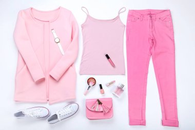 Beyaz backgroun üzerinde makyaj kozmetik ile şık kadın giysileri