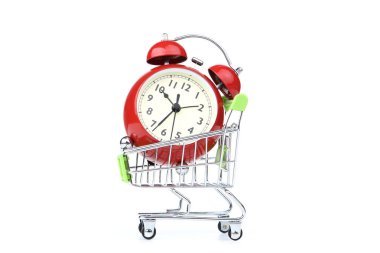 Beyaz arka planda izole edilmiş çalar saatli küçük alışveriş sepeti