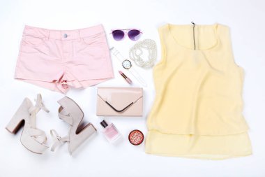 Beyaz backgroun üzerinde makyaj kozmetik ile şık kadın giysileri