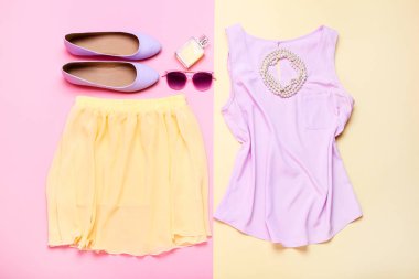 Parfüm şişesi ve aksesuarları ile trendy kadın giysileri co