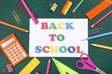 Yeşil arka plan üzerinde kırtasiye ile Okula Metin Geri