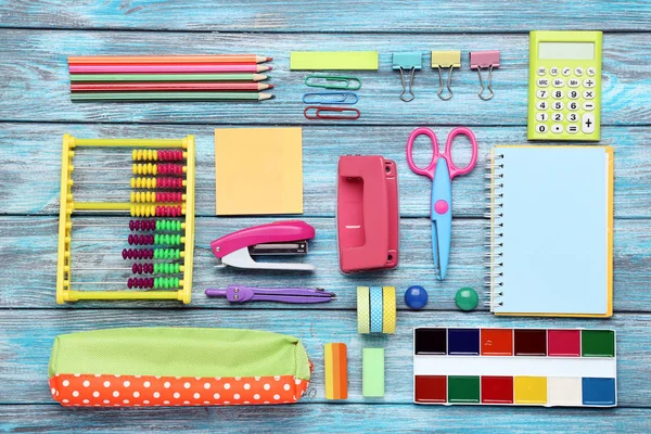 Fournitures scolaires sur table en bois bleue — Photo