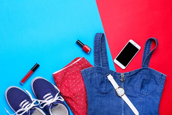 Vêtements femme tendance avec smartphone et accessoires sur colorf — Photo