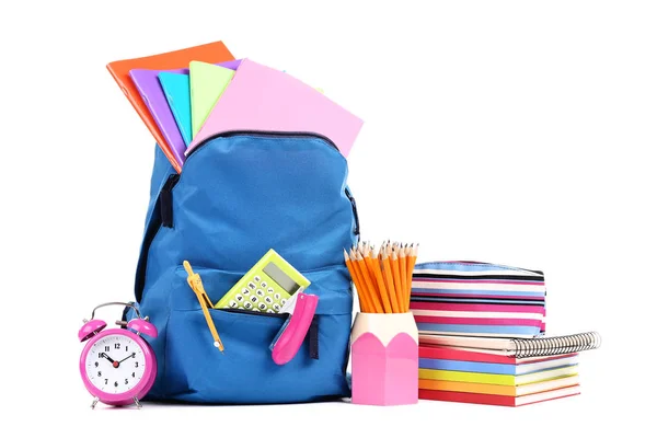 Beyaz arka planda okul malzemelerinin olduğu sırt çantası. — Stok fotoğraf