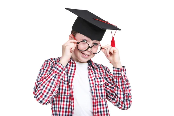 Jeune garçon en bonnet de graduation isolé sur fond blanc — Photo