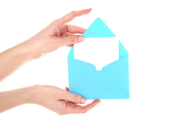 Mãos femininas com envelope de papel azul sobre fundo branco — Fotografia de Stock