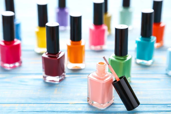 Bouteilles vernis à ongles sur table en bois bleu — Photo