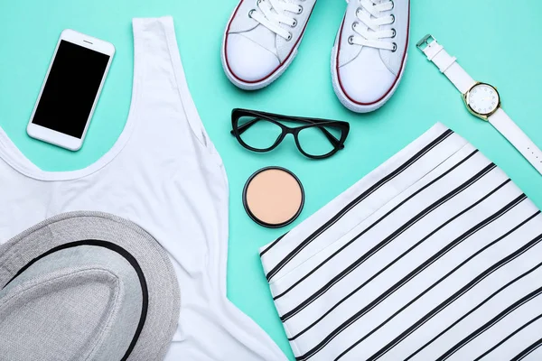 Vêtements femme tendance avec smartphone et accessoires sur menthe b — Photo