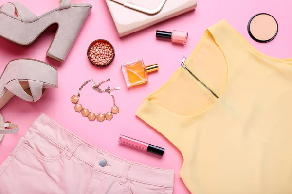 Elegante ropa de mujer con cosméticos sobre fondo rosa —  Fotos de Stock