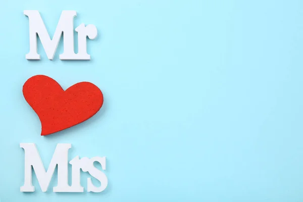 Белые буквы Мистер и Миссис с красным сердцем на синем фоне — стоковое фото