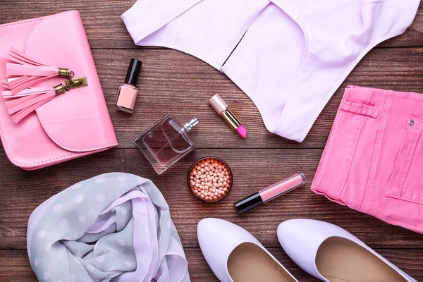 Modische Damenkleidung mit Parfüm und Make-up-Kosmetik auf — Stockfoto