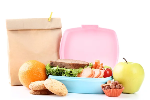 Školní oběd s papírový sáček na bílém pozadí — Stock fotografie