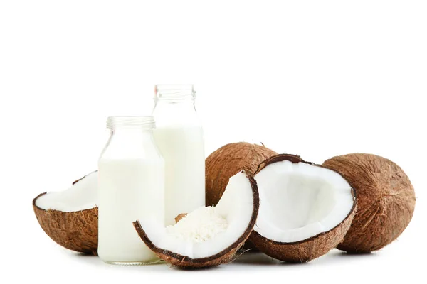 Lait de coco en bouteilles de fruits sur fond blanc — Photo