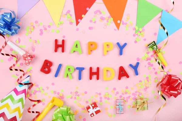 Texto Feliz cumpleaños con letras de plástico con decoraciones y conf —  Fotos de Stock