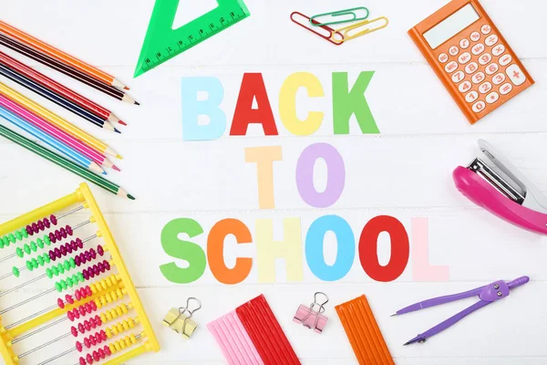 Texte Retour à l'école avec papeterie sur table en bois blanc — Photo