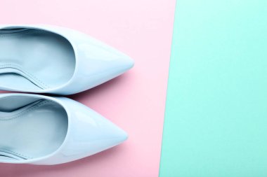 Renkli arka planda mavi yüksek topuklu ayakkabılar