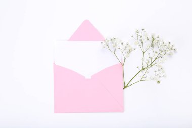 Beyaz arka planda pembe zarf ile Gypsophila çiçekler