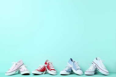 Nane arka planda farklı renkli spor ayakkabıları