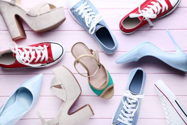 Pembe tahta masada farklı kadın ayakkabıları.