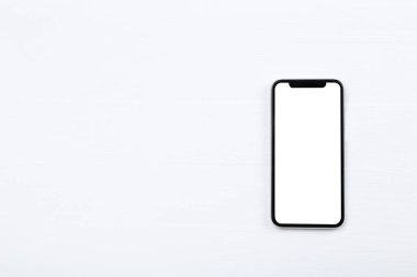 Beyaz ahşap masa üstünde Smartphone