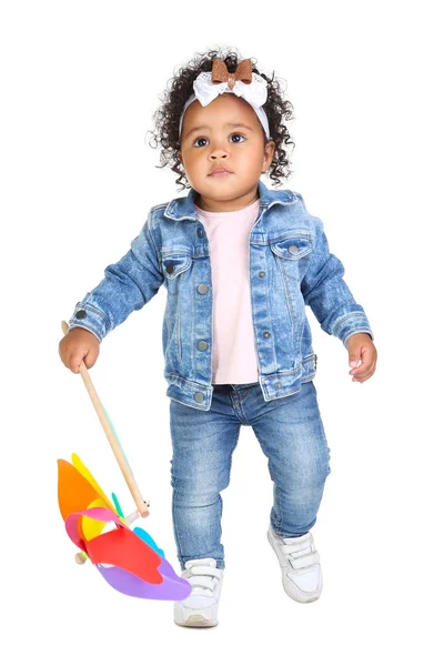 Menina bonita com moinho de vento colorido no fundo branco — Fotografia de Stock