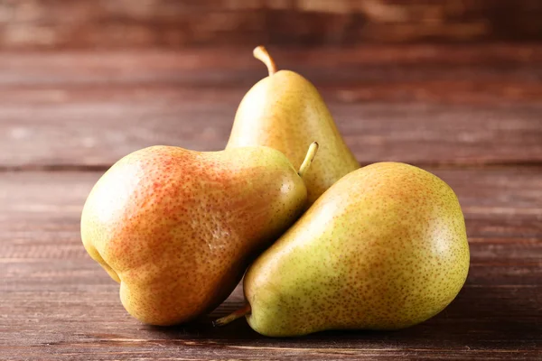 Ripe pears on brown wooden table — Stock Photo, Image