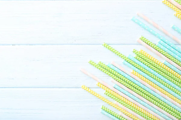 Palhas de papel coloridas na mesa de madeira — Fotografia de Stock