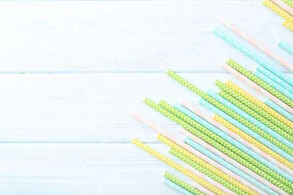 Pajitas de papel de colores en la mesa de madera —  Fotos de Stock