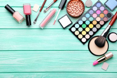 Farklı makyaj kozmetik nane ahşap tablo