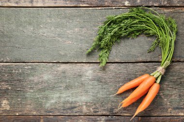 Gri ahşap masada taze havuç