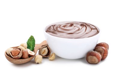 Beyaz üzerinde izole fındık ve nane yaprakları ile erimiş çikolata