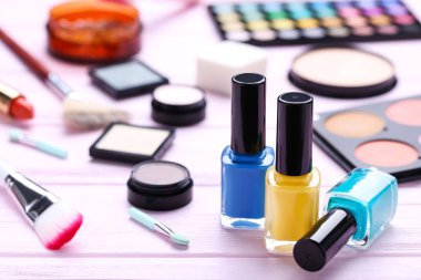 Pembe ahşap farklı makyaj kozmetik ile oje şişeler