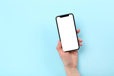 Mavi arka planda kadın elinde Smartphone