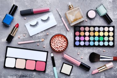 Farklı makyaj kozmetik gri ahşap tablo