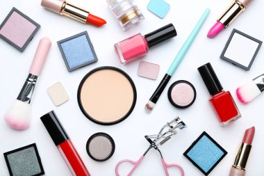 Beyaz arka planda farklı makyaj ürünleri