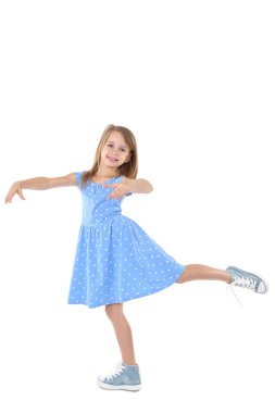 güzel küçük bir kız beyaz zemin üzerine izole