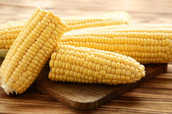 Ripe corn on brown wooden table — Stock Photo, Image