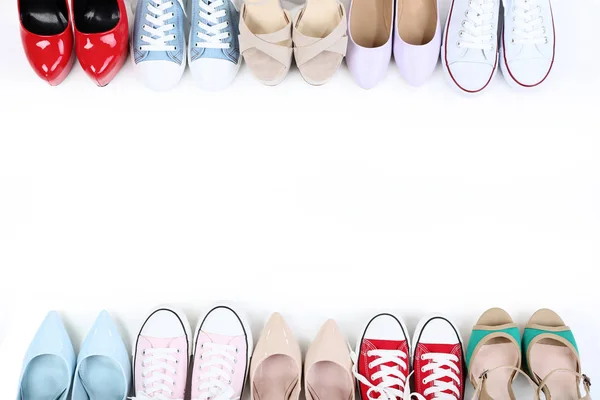 Різні жіночі туфлі на білому тлі — стокове фото