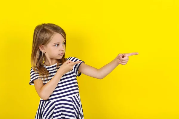 Hermosa niña sobre fondo amarillo — Foto de Stock