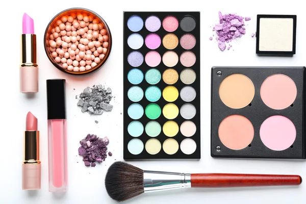 Pincel de maquiagem e cosméticos diferentes no fundo branco — Fotografia de Stock