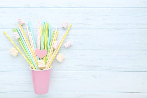 Palhas de papel coloridas com marshmallows na mesa de madeira — Fotografia de Stock
