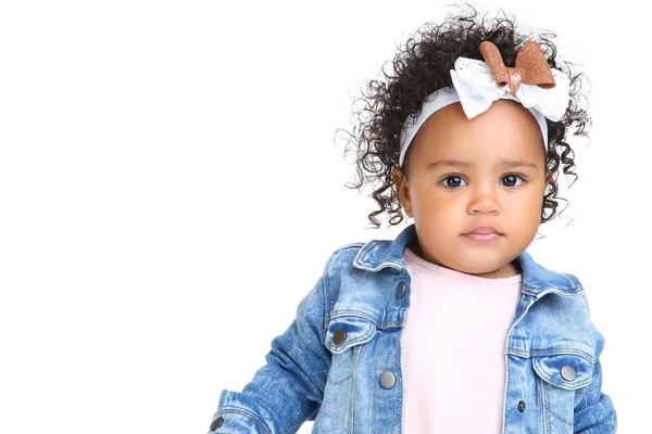 Hermosa niña en ropa de moda sobre fondo blanco —  Fotos de Stock