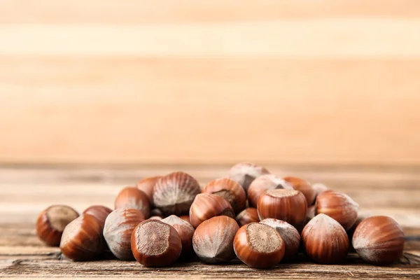 Nocciole mature su tavolo di legno marrone — Foto Stock