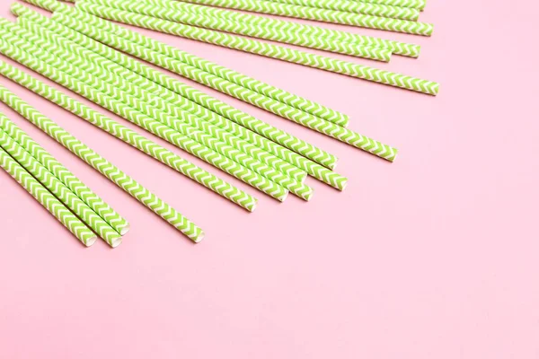 Pajitas de papel verde sobre fondo rosa —  Fotos de Stock